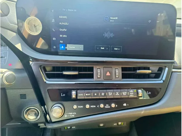 Car image 26