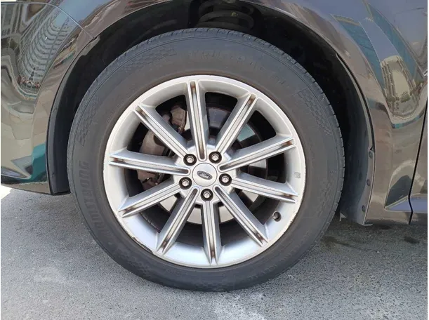 Car image 9