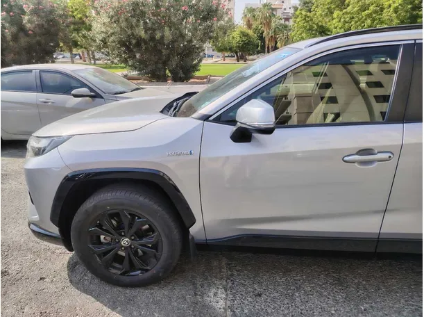 Car image 9