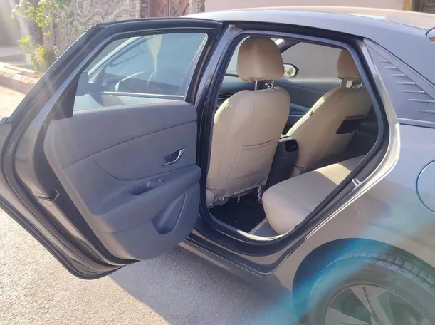 Car image 12