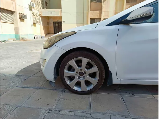 Car image 9