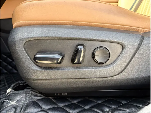 Car image 30