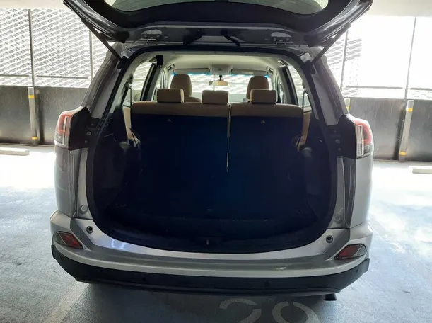 Car image 19