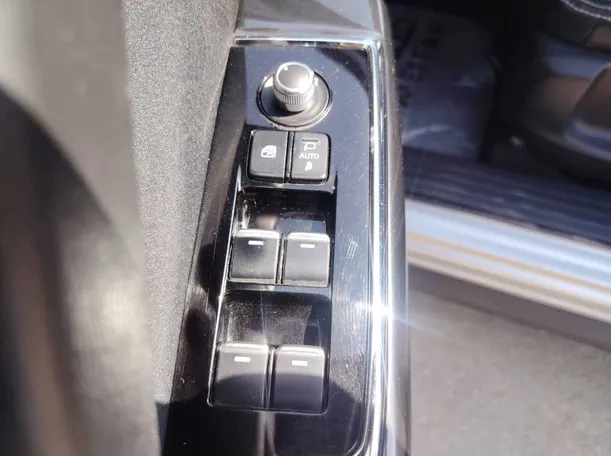 Car image 26