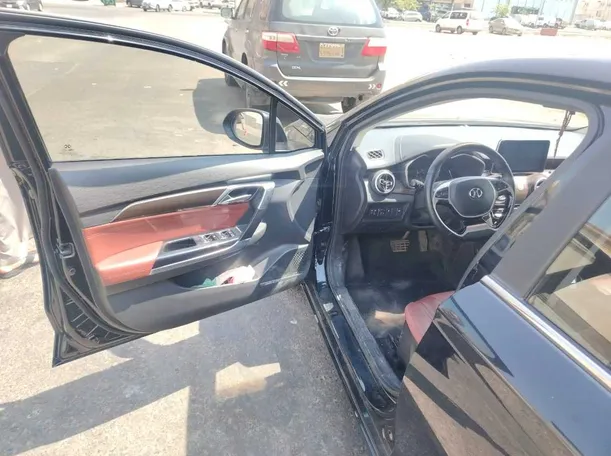 Car image 12