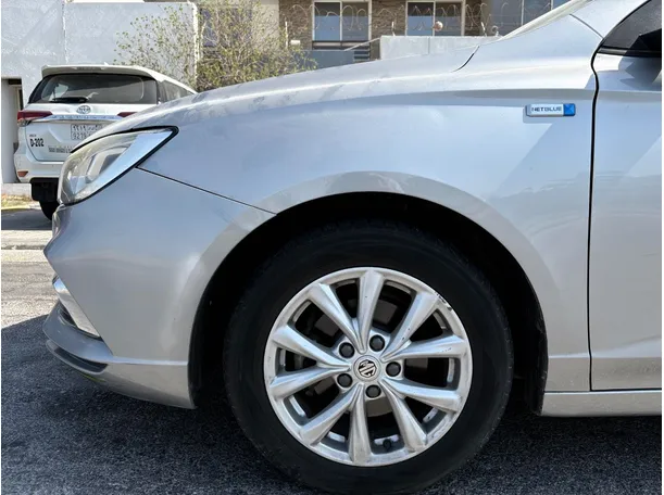 Car image 9