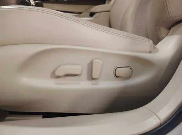 Car image 30