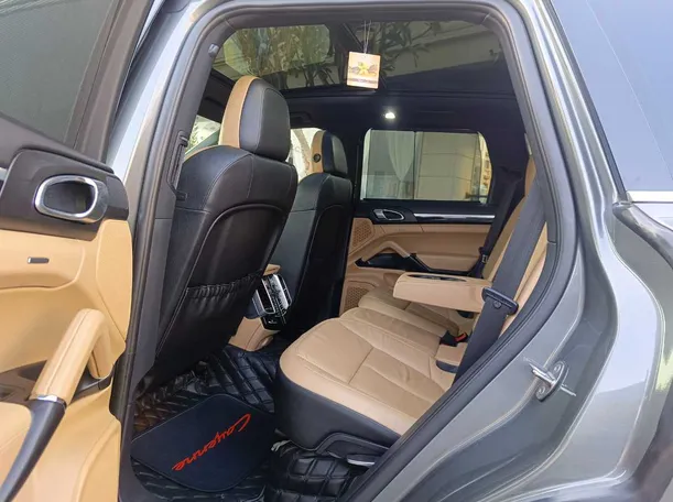 Car image 19