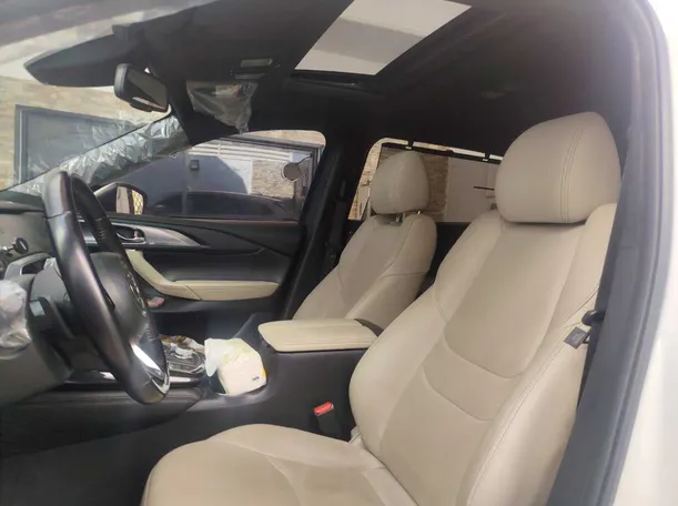 Car image 12