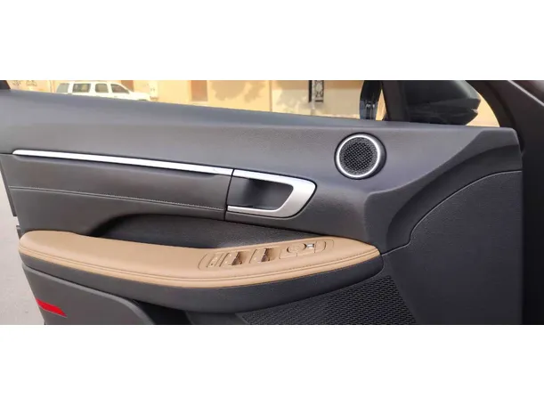 Car image 25