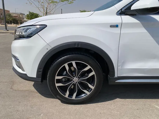 Car image 9