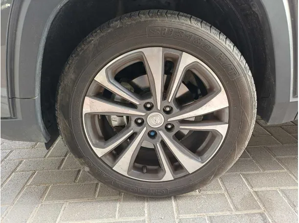 Car image 9
