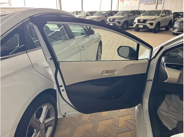 Car image 8