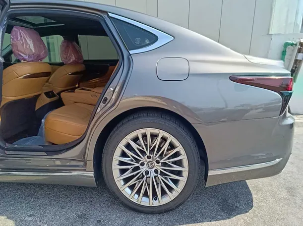 Car image 18