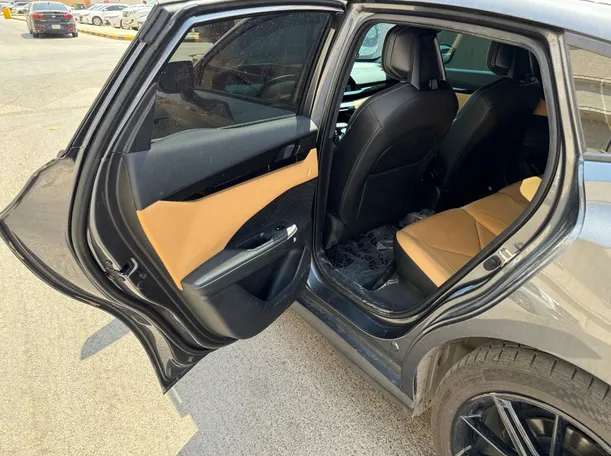 Car image 13