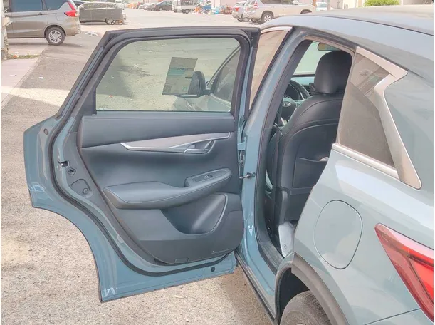 Car image 13
