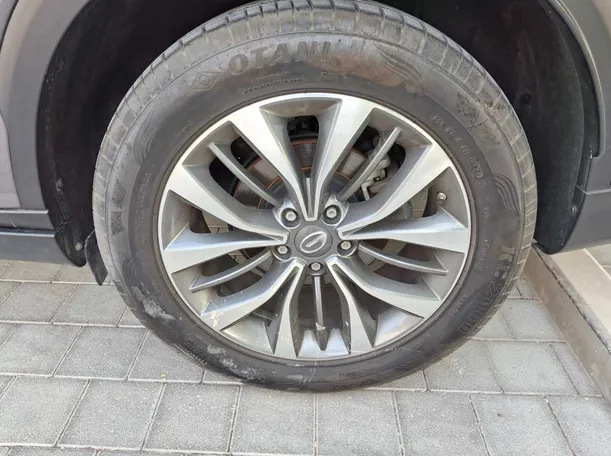 Car image 9