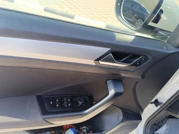 Car image 32