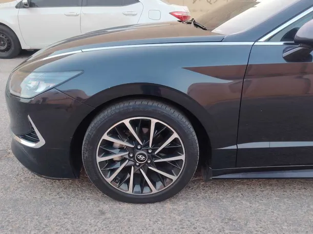 Car image 9