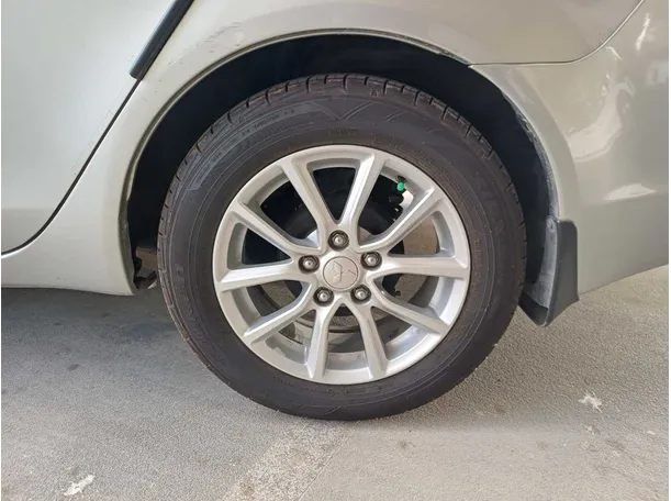 Car image 9