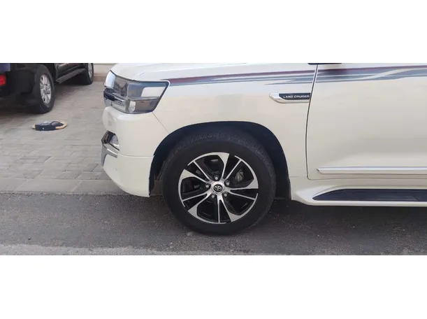 Car image 9