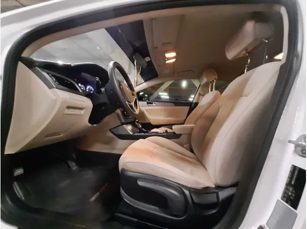 Car image 12