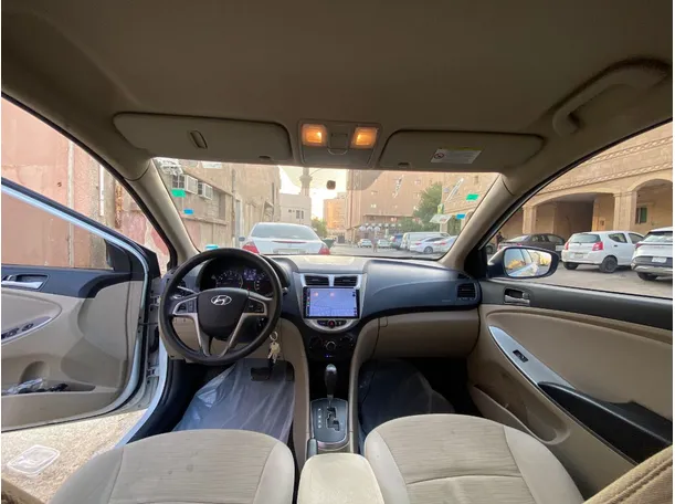 Car image 14