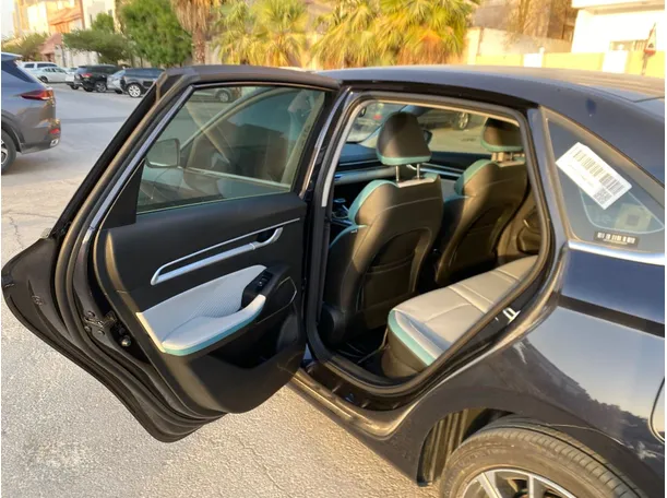 Car image 12