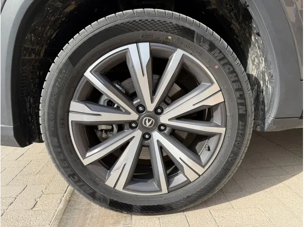 Car image 10