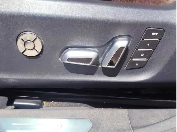 Car image 27