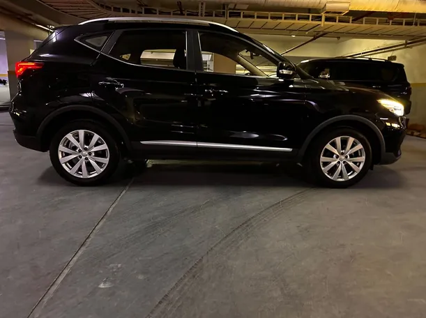 Car image 4
