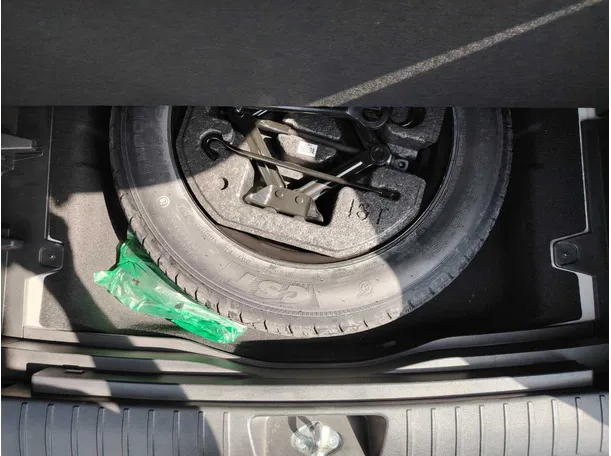 Car image 32