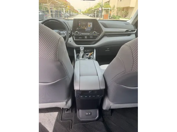 Car image 20