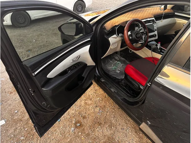 Car image 11