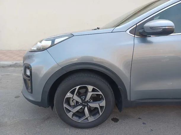 Car image 9