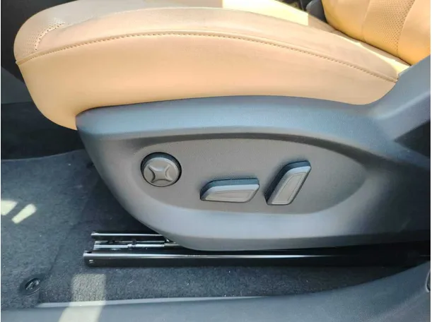 Car image 34