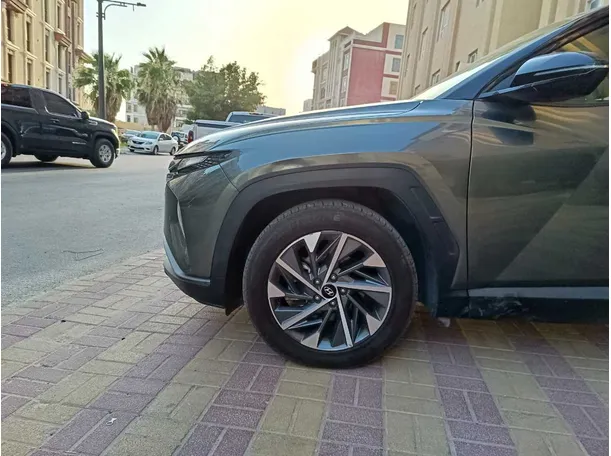Car image 9