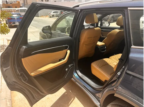 Car image 13