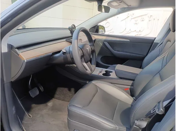 Car image 12