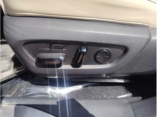 Car image 35