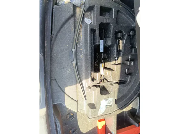 Car image 30