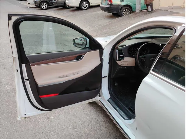Car image 11