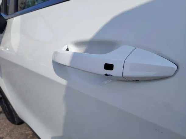 Car image 30