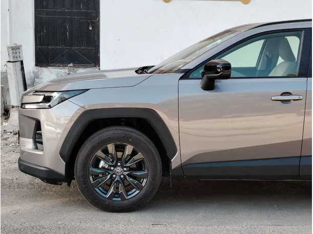 Car image 9