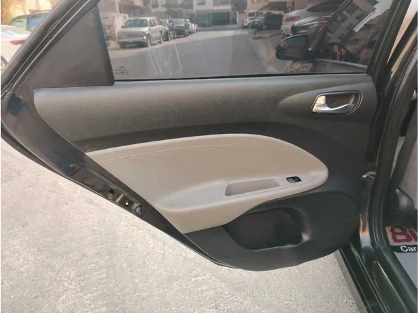 Car image 17