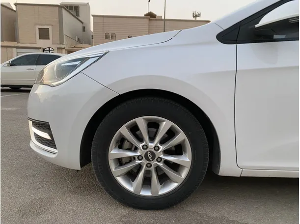 Car image 9