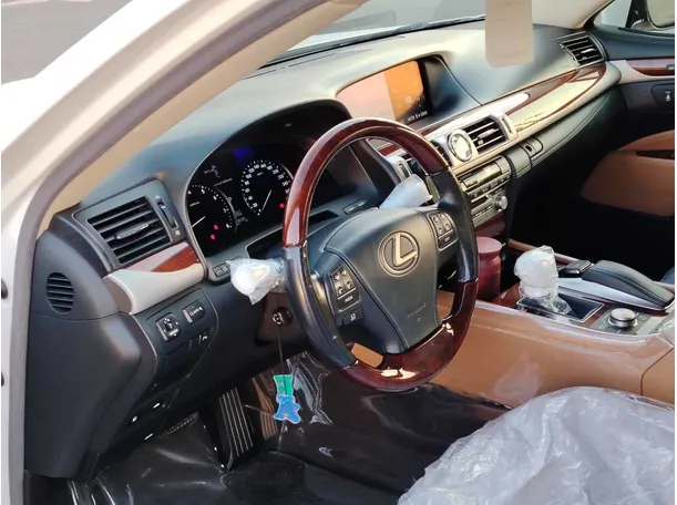 Car image 12