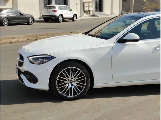 Car image 9