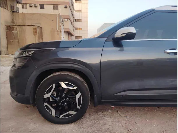 Car image 9