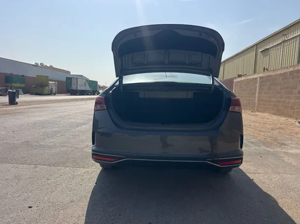 Car image 19